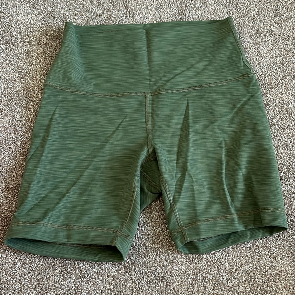 Lululemon wunder train 6in short. Draw string cut out